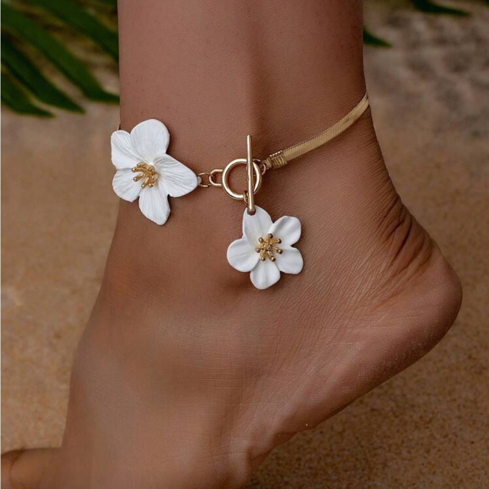 Floral Anklet with White Flowers